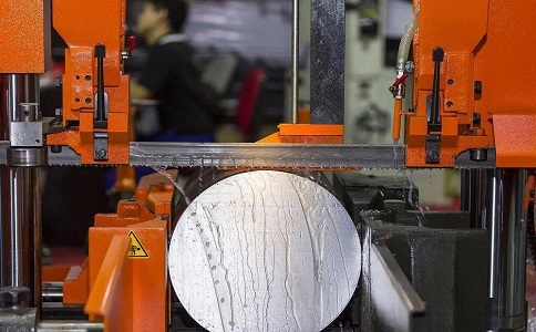 湄潭立式金属带锯床切削出现跑带故障解决方法！